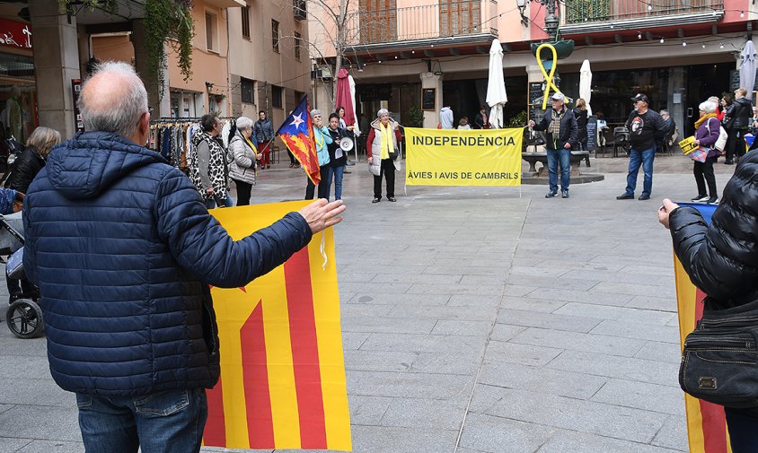 Concentració de les Àvies i Avis per la Independència, ahir, a la plaça de la Vila