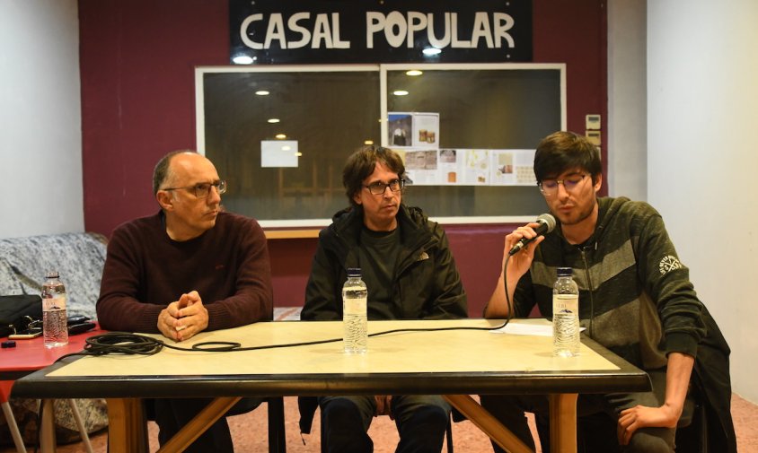 Toni Orensanz, a l'esquerra, i Rafa Marrasé, al centre, van presentar ahir al Casal Popular el llibre "La gran explosió", acompanyats del periodista Andreu Dalmau