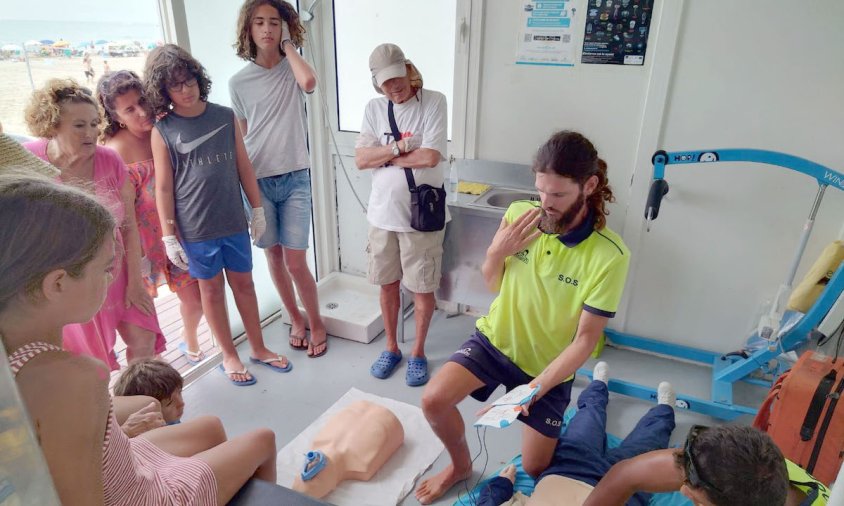 Imatge d'una de les activitats de prevenció "La Mar de Salades" que es van dur a terme les platges de Cambrils