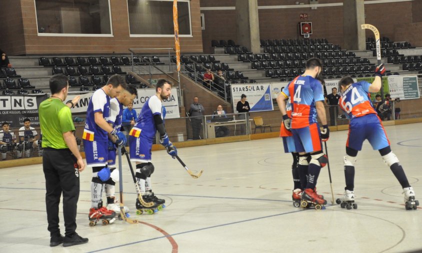 Un moment del partit entre el Cambrils CH i l'Igualada, el passat dissabte a la tarda