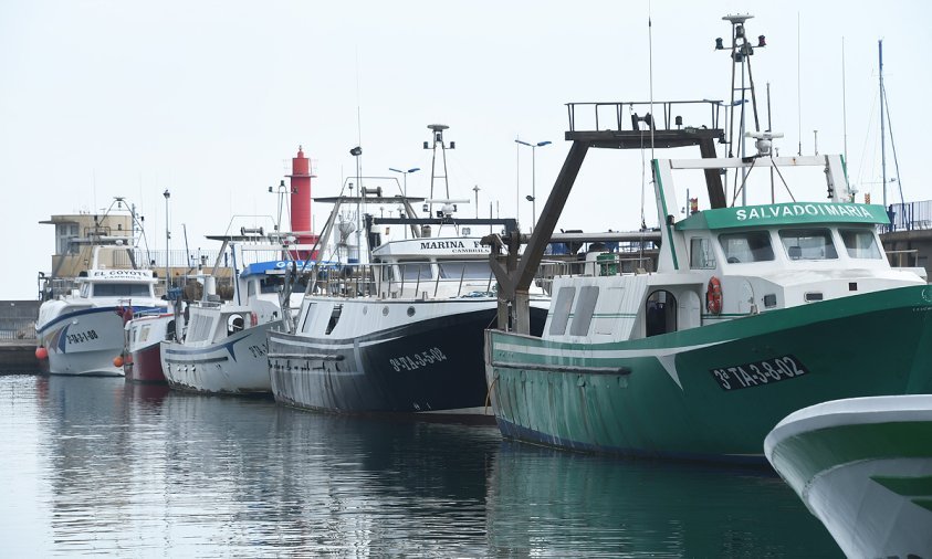 Barques d'arrossegament amarrades al moll pesquer