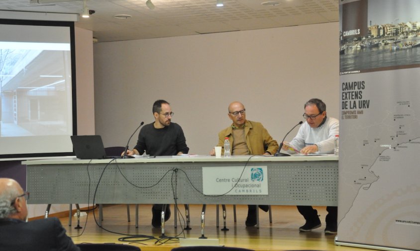 Un moment de la xerrada, ahir al vespre. D'esquerra a dreta: Josep Alcoceba, Joaquim Margalef i Gerard Martí