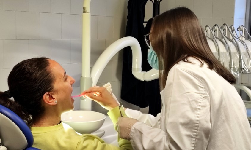 Una higienista bucodental atenent una pacient a la regió sanitària del Camp de Tarragona