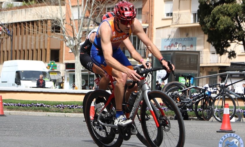 Imatge del cambrilenc Òscar Martínez durant la prova de bicicleta