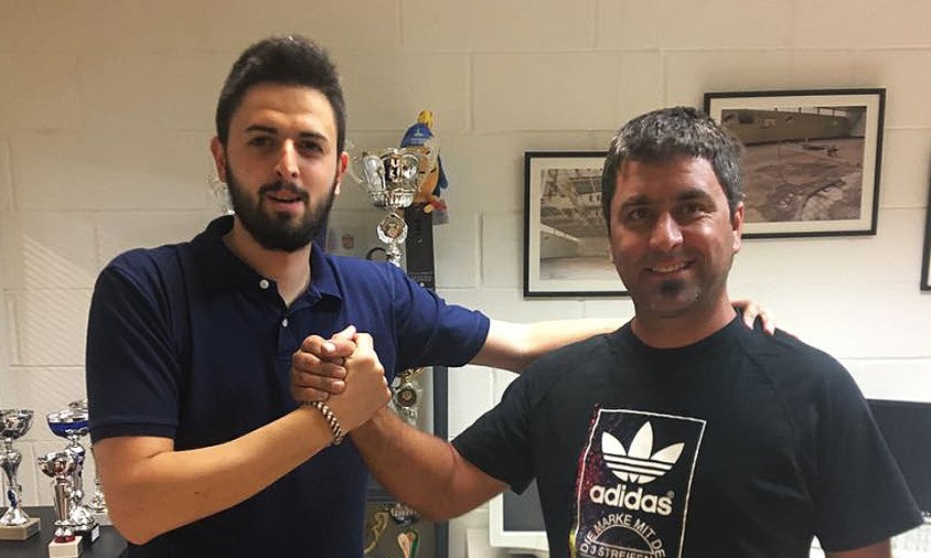 El nou president del Club Handbol Cambrils és Matias Tropper (a la dreta de la imatge), que substituirà Miguel Ángel Díaz (esquerra)