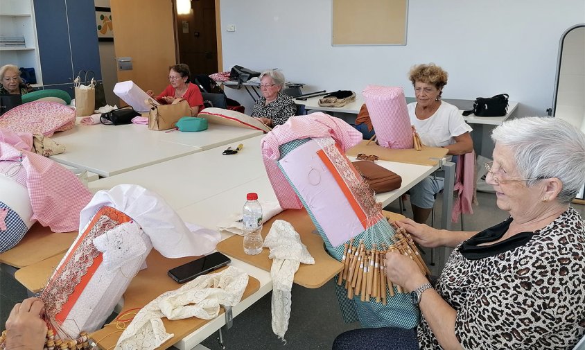 Imatge d'arxiu del taller de puntes de coixí que s'imparteix al Casal Municipal de la Gent Gran