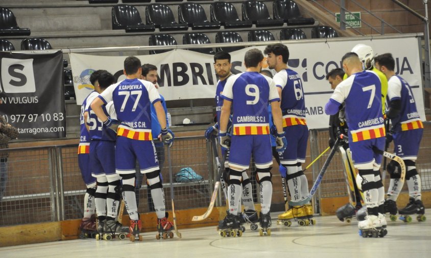 Imatge de la plantilla del Cambrils CH, abans d'iniciar un partit, aquest mes de març