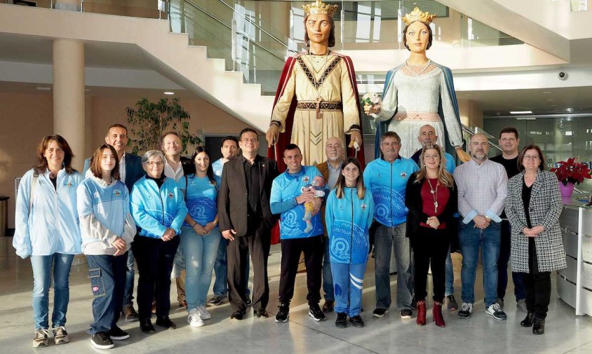 Foto de família al vestíbul de l'Ajuntament