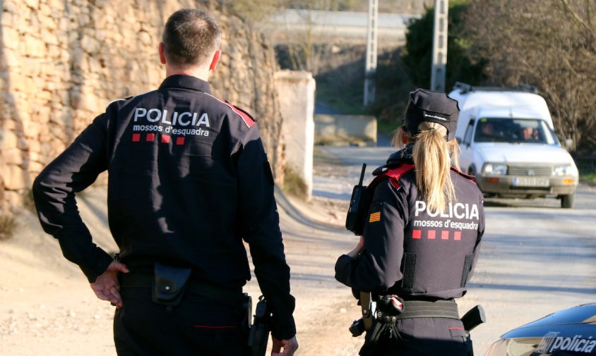 Imatge d'arxiu de dos agents dels Mossos d'Esquadra