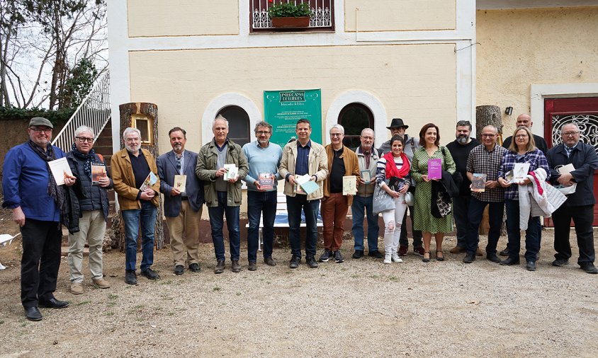 L'estrena de la biblioteca a l'aire lliure es va fer ahir i va comptar amb la presència d'escriptors del territori, a més de l'alcalde i el responsable de l'empresa que gestiona el Parc Samà