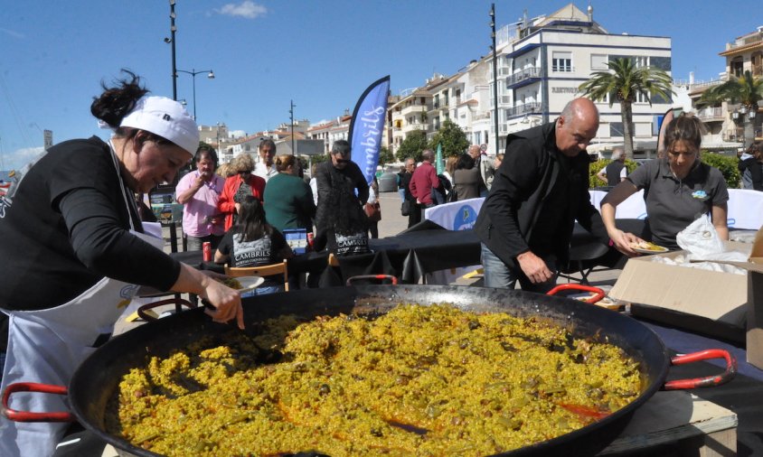 Un moment de la degustació popular d'arròs melós amb carxofes, ahir al migdia, al Port