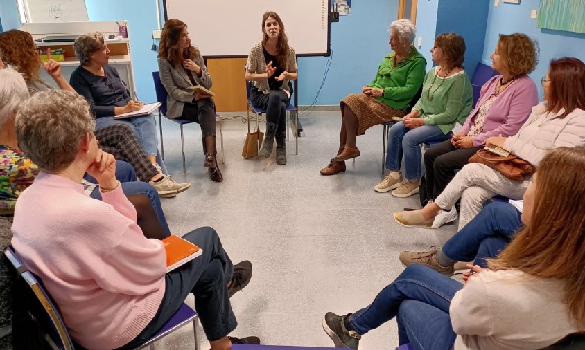 El Club de Lectura Adult va comptar, ahir, amb l'escriptora Pilar Codony