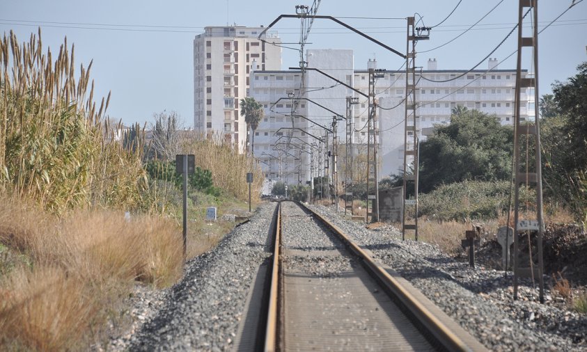 Imatge d'arxiu del traçat ferroviari en desús a l'alçada de Vilafortuny