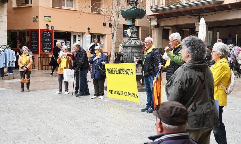 Concentració de les Àvies i Avis per la Independència, ahir, a la plaça de la Vila