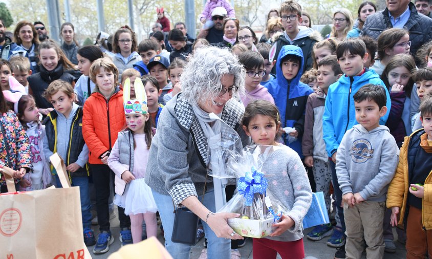 Sorteig de regals entre els participants a la Cacera d'Ous de Pasqua a les botigues participants d'aquesta activitat