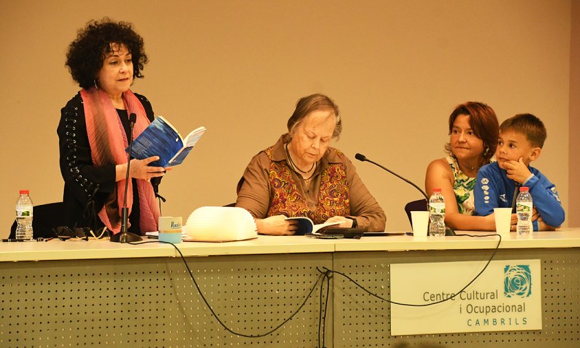 Viky Díaz, Maria Josep Salvadó i Yolanda Barba amb el seu fill, en la presentació del llibre de poesia "A tu voz", de Viky Díaz