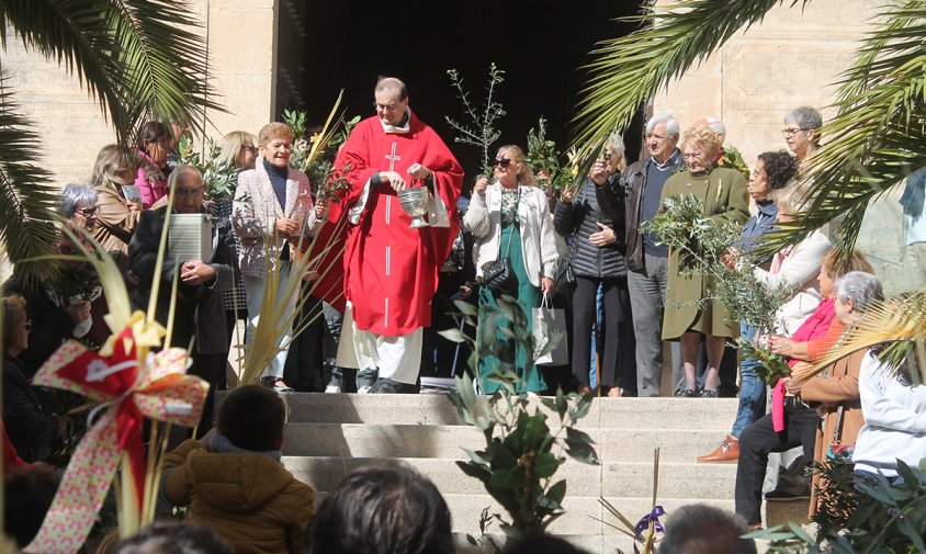 Moment de la benedicció de les palmes al pati de l'Ermita