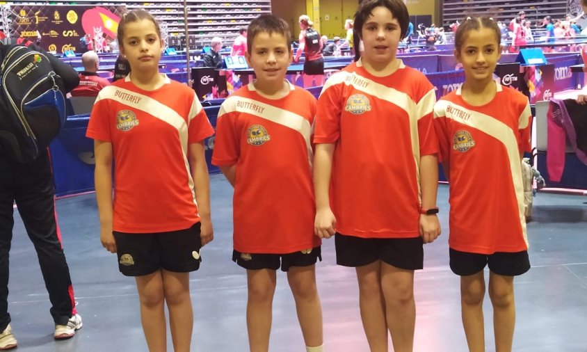 Imatge dels palistes del CTT Cambrils que van competir al torneig. D'esquerra a dreta: Oumnia El Mouchmouch, Rafa Martínez, Aina Casanovas i Iman El Mouchmouch