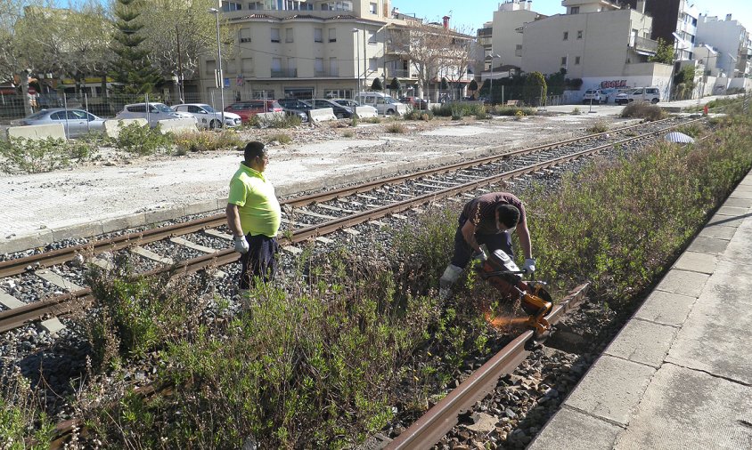 Operaris fent el tall de les vies del tren a la zona de l'antiga estació, ahir al matí