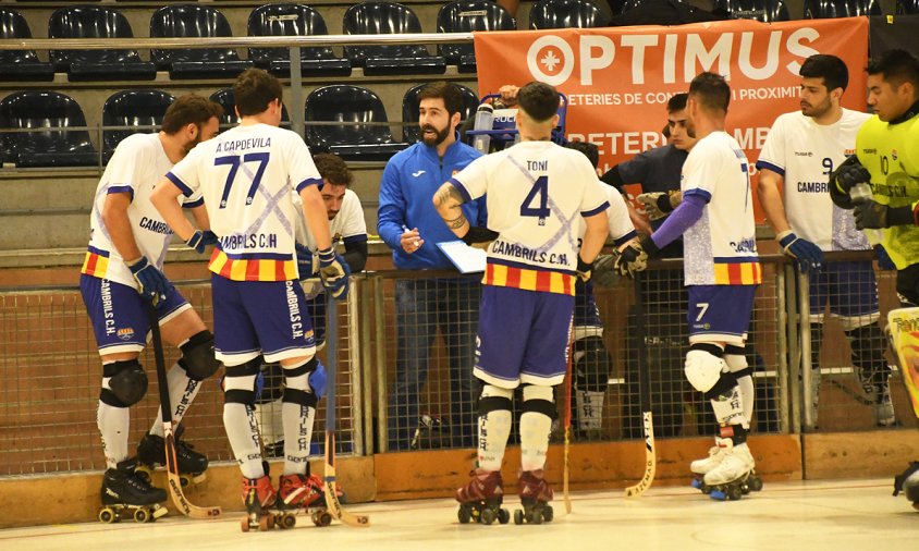 Oriol Valera, entrenador del Cambrils CH, amb els seus jugadors en el decurs d'un partit d'aquesta temporada