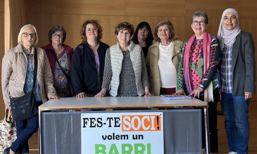 Foto de grup de la nova junta de l’Associació de Veïns i Veïnes del barri de l’Estació