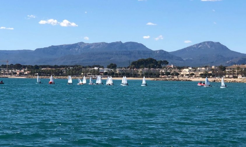 Un moment dels entrenaments de vela a Cambrils