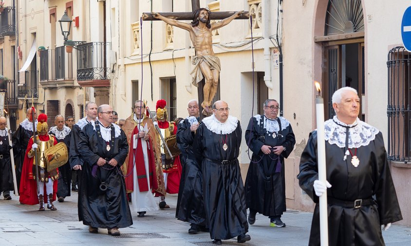 El viacrucis en un moment del seu recorregut pels carrers del Barri Antic