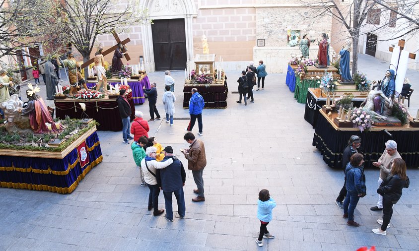 Els vuit tabernacles, ahir, exposats a la plaça de l'Església de Santa Maria