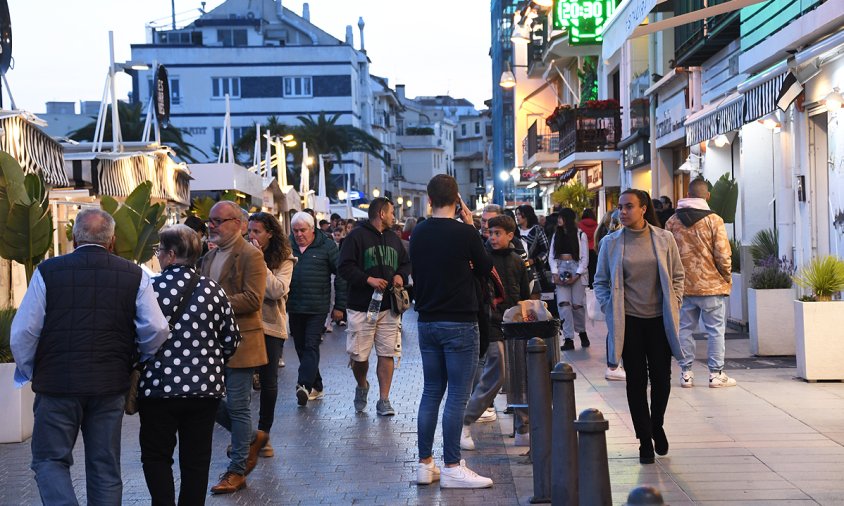 Gent passejant per la façana del port, aquest passat dissabte al vespre