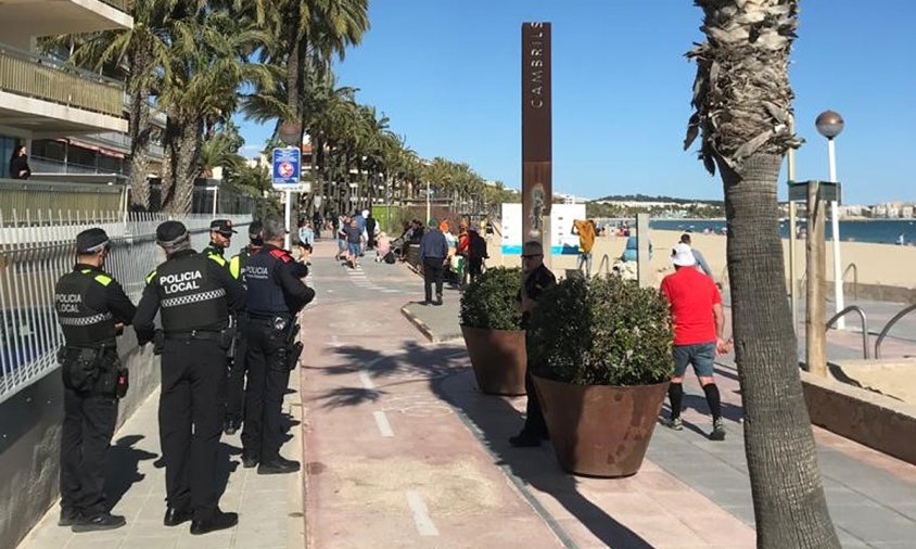 Dispositiu policial controlant la zona on s'instal·len els manters