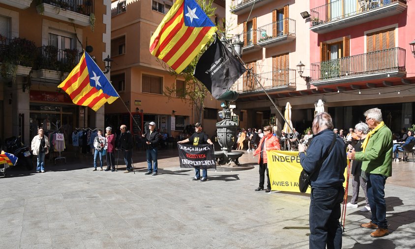 Les Àvies i Avis en la concentració d'ahir, a la plaça de la Vila