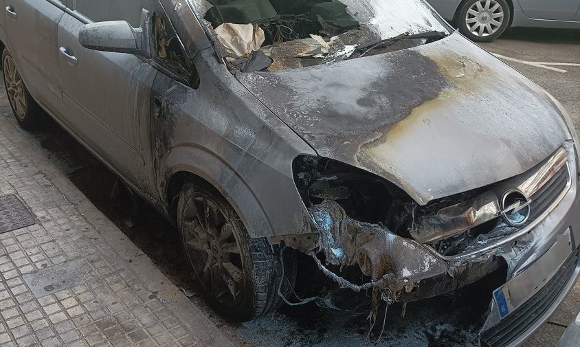 El vehicle incendiat estava estacionat al carrer de Balears