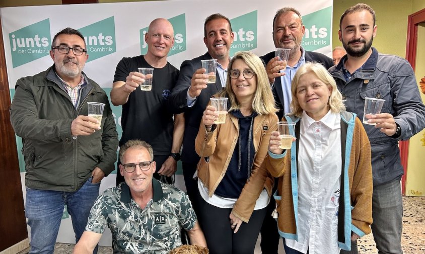 Els cinc primers membres de la llista de Junts, acompanyats de Joaquim Calatayud, José Antonio Rodríguez i Ramon Margalef, a la nova seu del partit