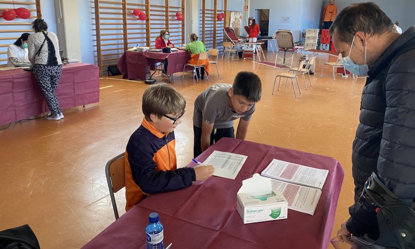 Alumnes del Guillem Fortuny organitzant la jornada de donació de sang