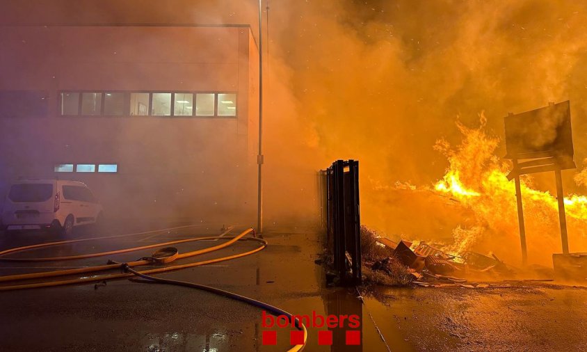 Imatge de l'incendi que afecta la planta de compostatge de Botarell