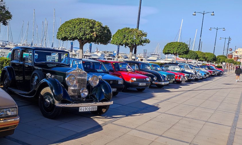 Vehicles estacionats al passeig marítim de Cambrils, abans de la sortida cap a Tarragona