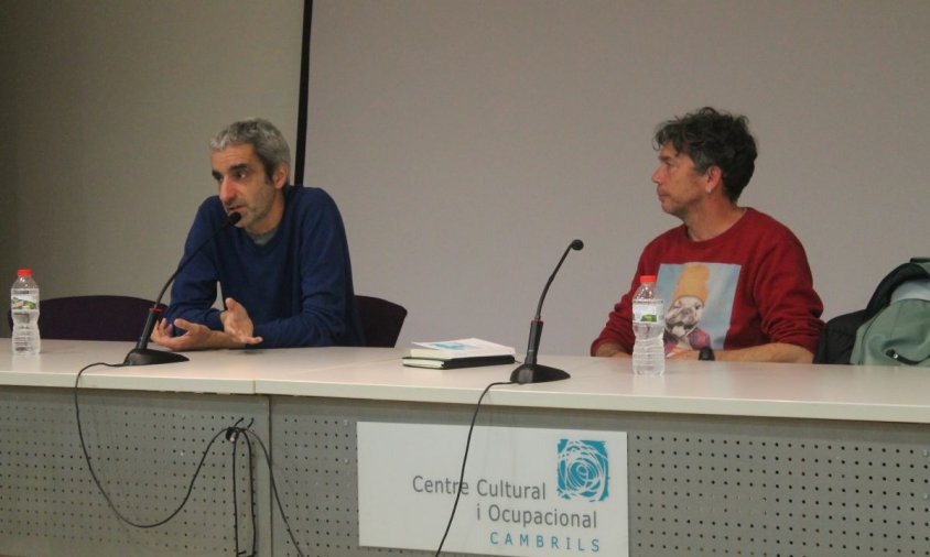 Jordi Armadans acompanyat per Jordi Barberà durant la seva conferència