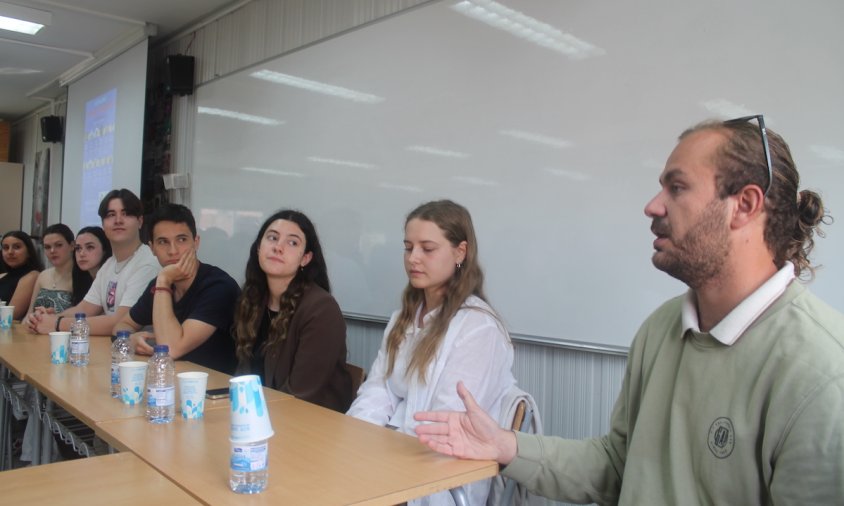 David Gràcia, un dels exalumnes del Ramon Berenguer, exposant la seva experiència sota l'atenta mirada dels seus companys