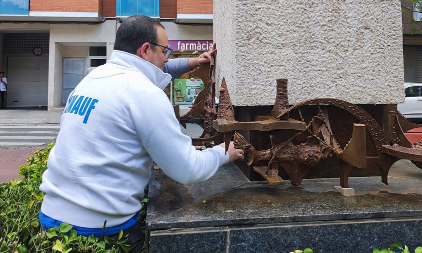 Aquesta setmana s'ha col·locat la part metàl·lica del monument