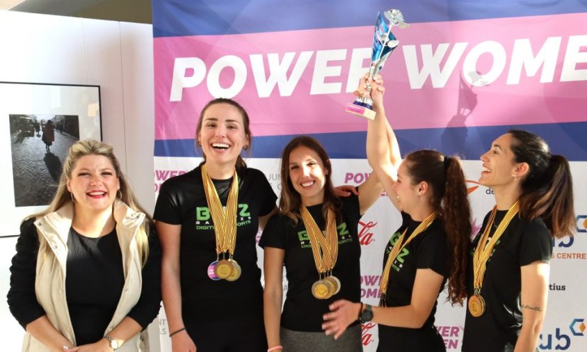 Natàlia Pleguezuelos, regidora d'Esports, entregant el trofeu a l'equip guanyador dels Power Women Games