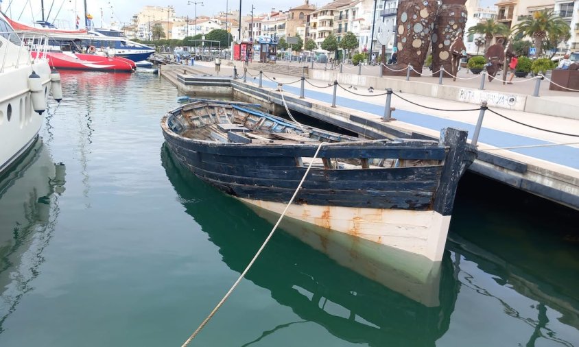 La barca Teresa es troba varada al costat de les Escales Reials.