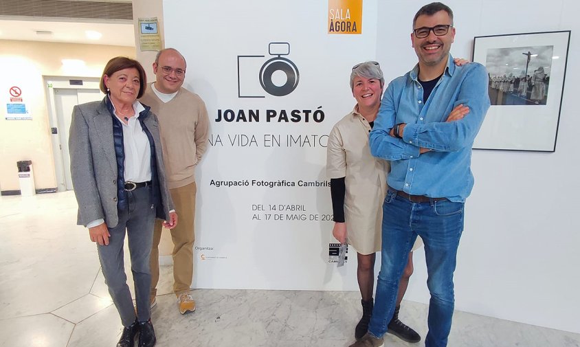 Familiars de Joan Pastó en la inauguració de l'exposició de les seves fotografies