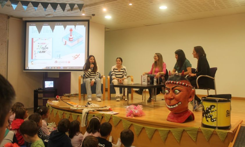 La presentació de "Anem de Festa Major!" de Vanessa Albiol i les seves filles, Ona i Jana, ha anat acompanyada d’una lectura