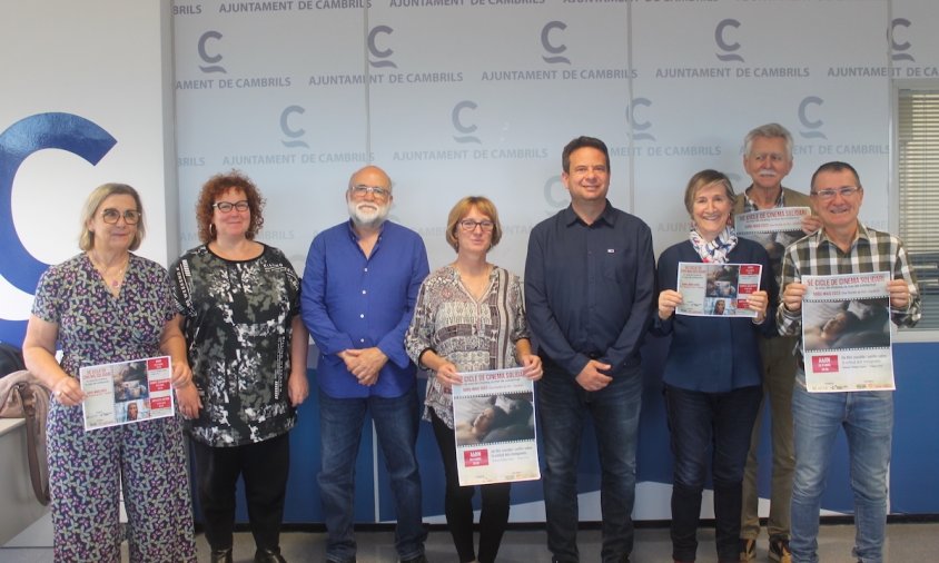 Oliver Klein juntament amb represenants de l'ACTE i el Banc del temps a la presentació del 5è Cicle de Cinema Solidari de Cambrils