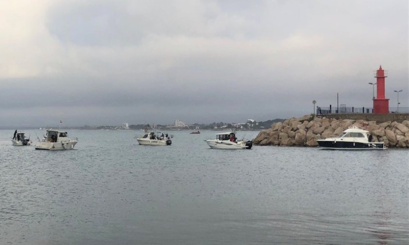 Imatge del moment en que les embarcacions competien al 2n Concurs de Pesca d'Escata