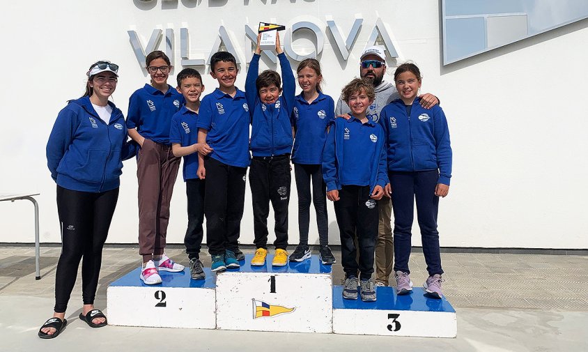 L'equip cambrilenc participant a la regata Ça Llacuna amb Damià Galcerà amb el seu guardó de segon classificat