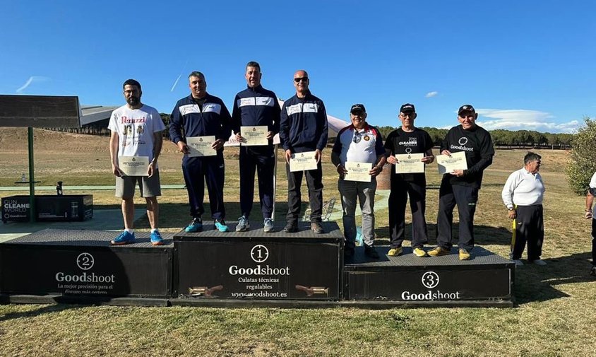 Podi de la competició amb l'equip guanyador en el primer lloc