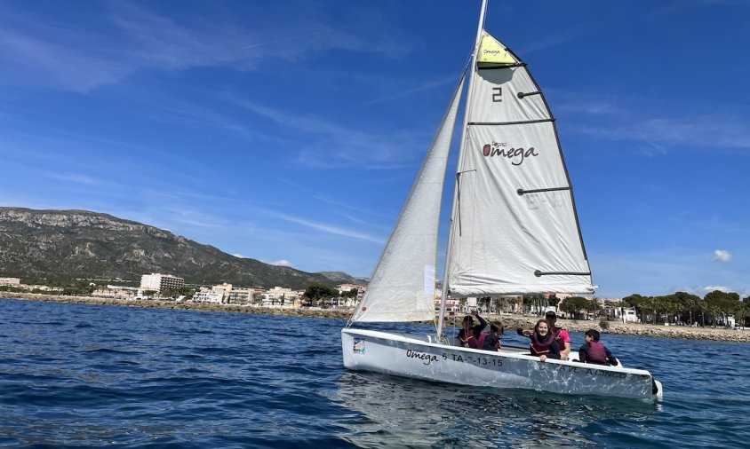 Una vuitantena d'alumnes participen al programa de vela Esport Blau Escolar