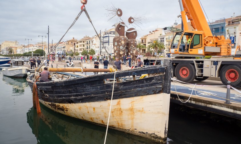 La Barca Teresa abans de ser aixecada per la grua