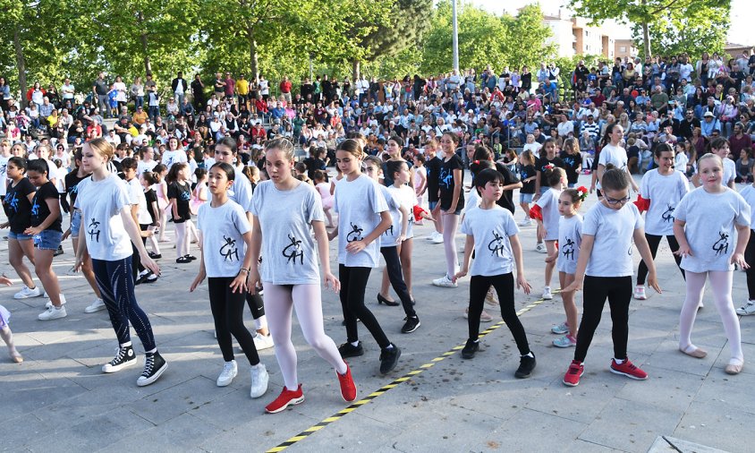 Ball conjunt dels participants a l'espectacle de dansa, ahir, al parc del Pinaret